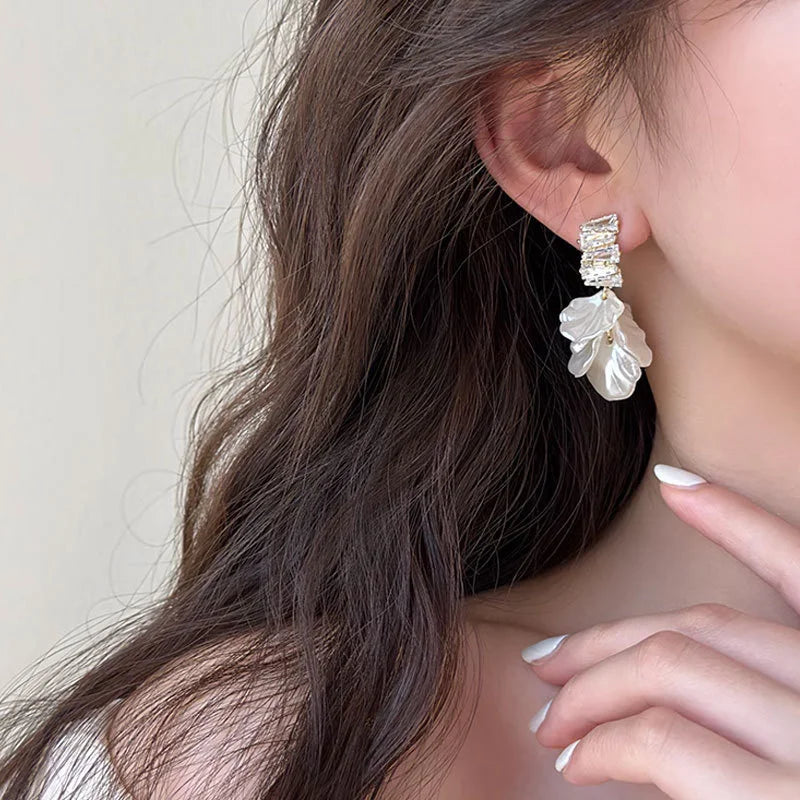 Korean White Shell Flower Petal Drop Earrings for Women 2023 New Statement Pendientes Trendy Zircon Crystal Earring Jewelry Gift
