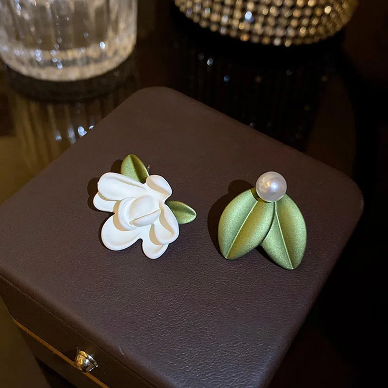 Korean White Shell Flower Petal Drop Earrings for Women 2023 New Statement Pendientes Trendy Zircon Crystal Earring Jewelry Gift