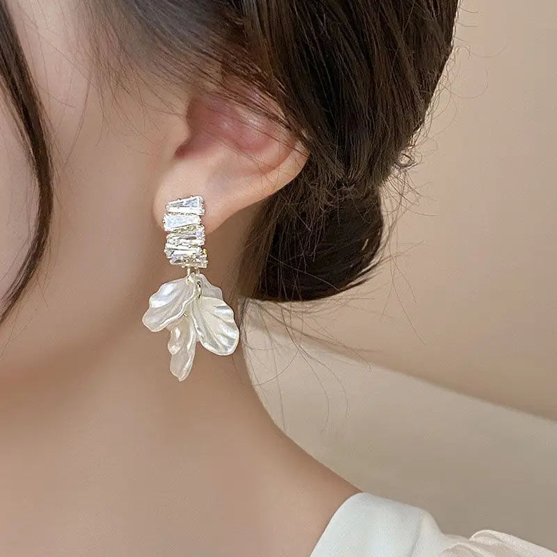 Korean White Shell Flower Petal Drop Earrings for Women 2023 New Statement Pendientes Trendy Zircon Crystal Earring Jewelry Gift