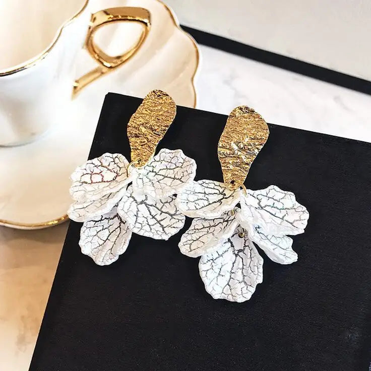 Korean White Shell Flower Petal Drop Earrings for Women 2023 New Statement Pendientes Trendy Zircon Crystal Earring Jewelry Gift
