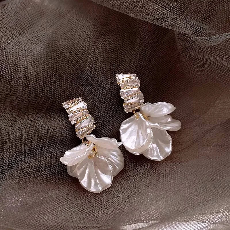 Korean White Shell Flower Petal Drop Earrings for Women 2023 New Statement Pendientes Trendy Zircon Crystal Earring Jewelry Gift