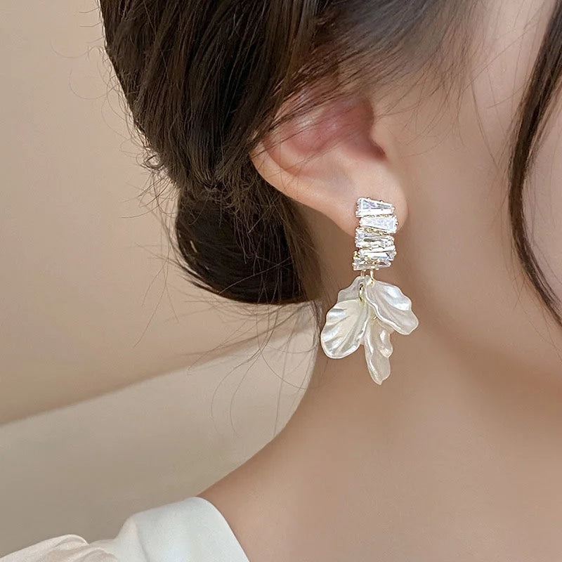 Korean White Shell Flower Petal Drop Earrings for Women 2023 New Statement Pendientes Trendy Zircon Crystal Earring Jewelry Gift