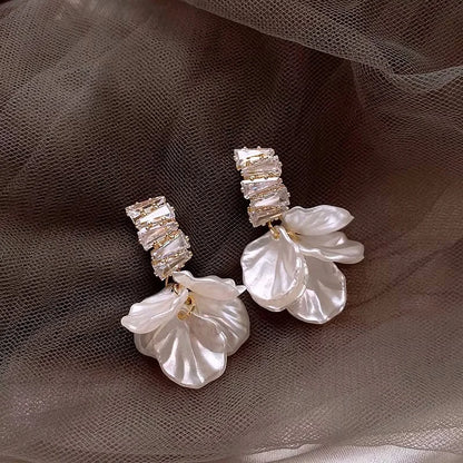 Korean White Shell Flower Petal Drop Earrings for Women 2023 New Statement Pendientes Trendy Zircon Crystal Earring Jewelry Gift